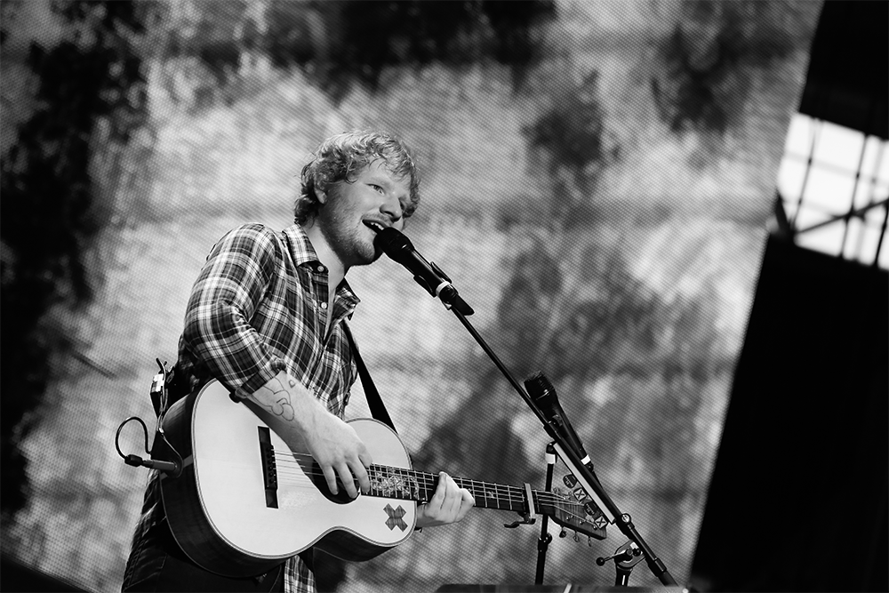 Ed Sheeran speelt op een festival