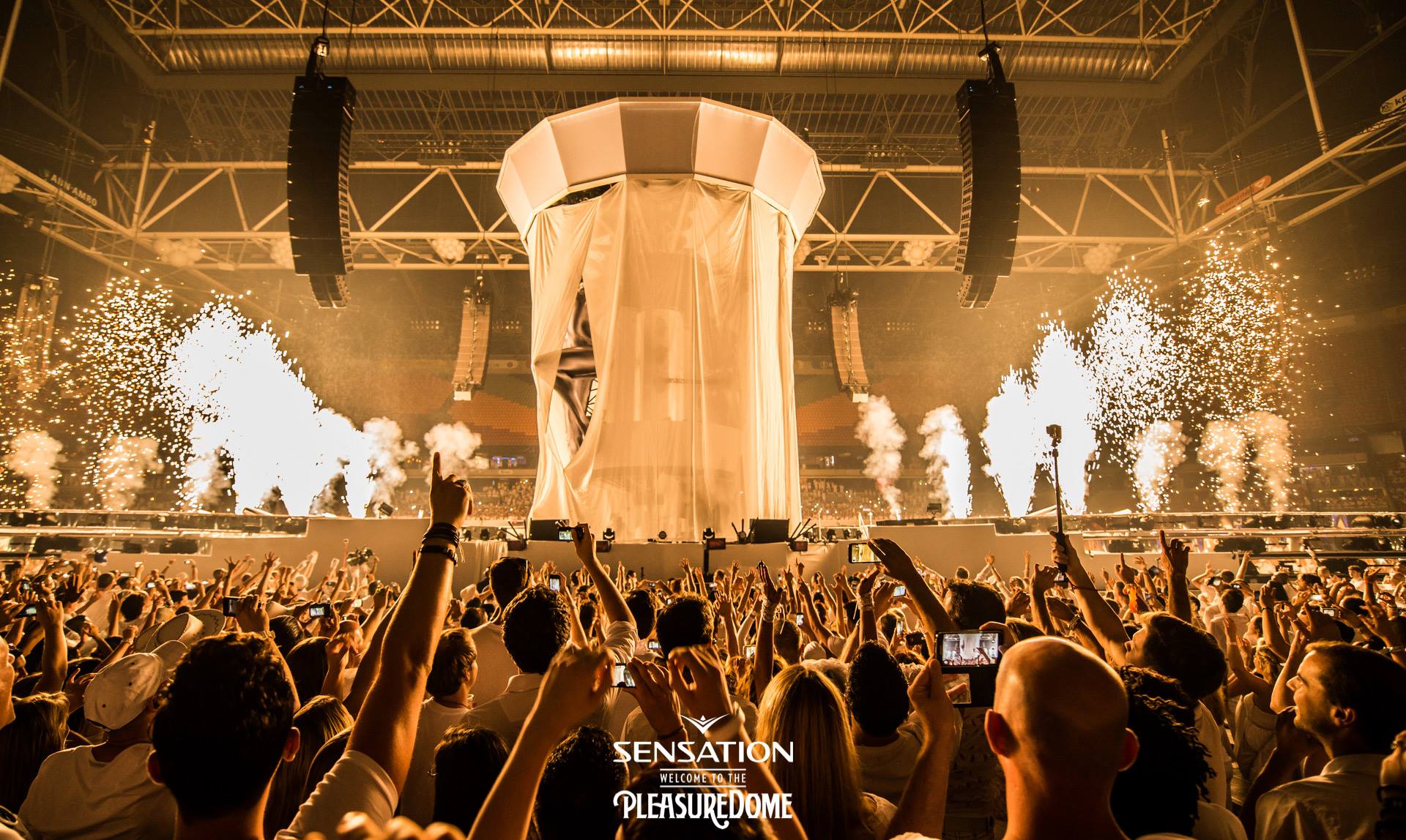 Sensation white 2024 в питере. Сенсейшен фестиваль Питер. Sensation 2022 СПБ. Сенсейшен 2016 Москва. White Party Sensation 2022.