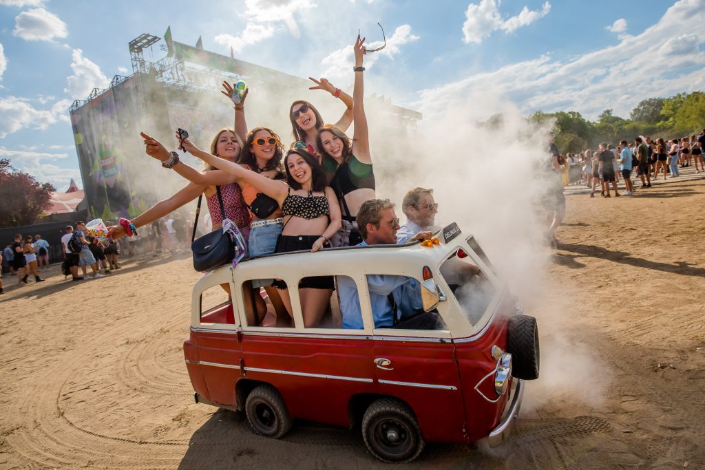 Sziget 2022 auto sfeer publiek