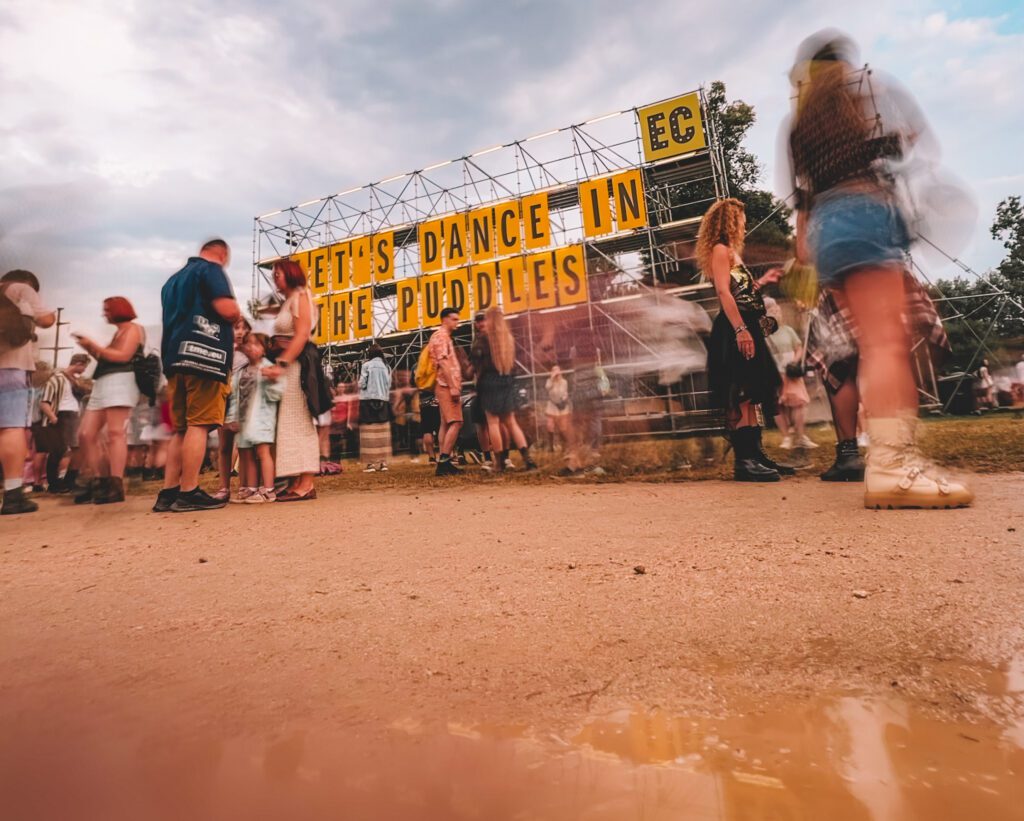 Electric Castle 2024 - Sign - Bord letters - Regen - Quote 'Let's dance in the puddles'